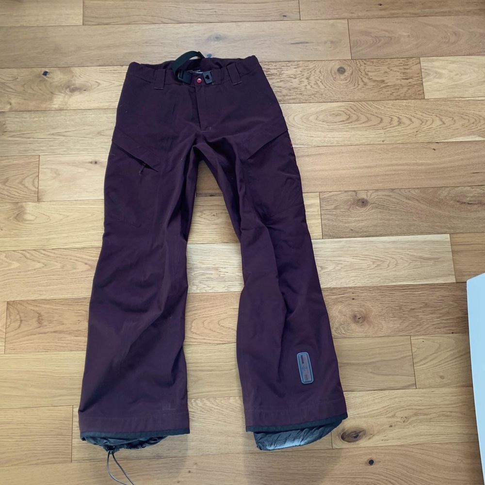 Women’s arc’teryx gore-tex two pocket ski pants.